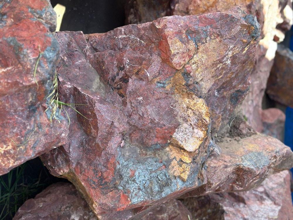 Камни для ландшафтного дизайна красно-фиолетовые 10-60 килограмм купить в Электрогорске