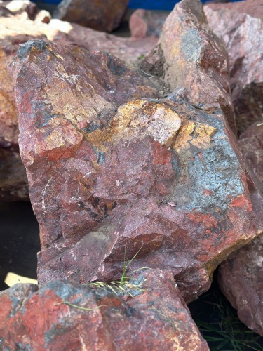 Камни для ландшафтного дизайна красно-фиолетовые 10-60 килограмм купить в Электрогорске