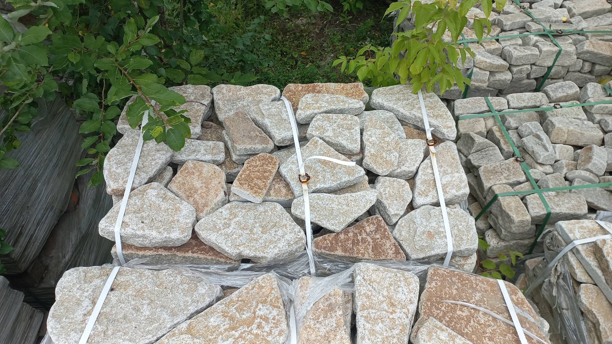 Плитняк галтованный гранитный для ландшафтного дизайна купить в Электрогорске