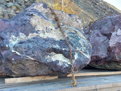 Огромные красно-фиолетовые валуны для ландшафтного дизайна весом более 5 тонн купить в Электрогорске