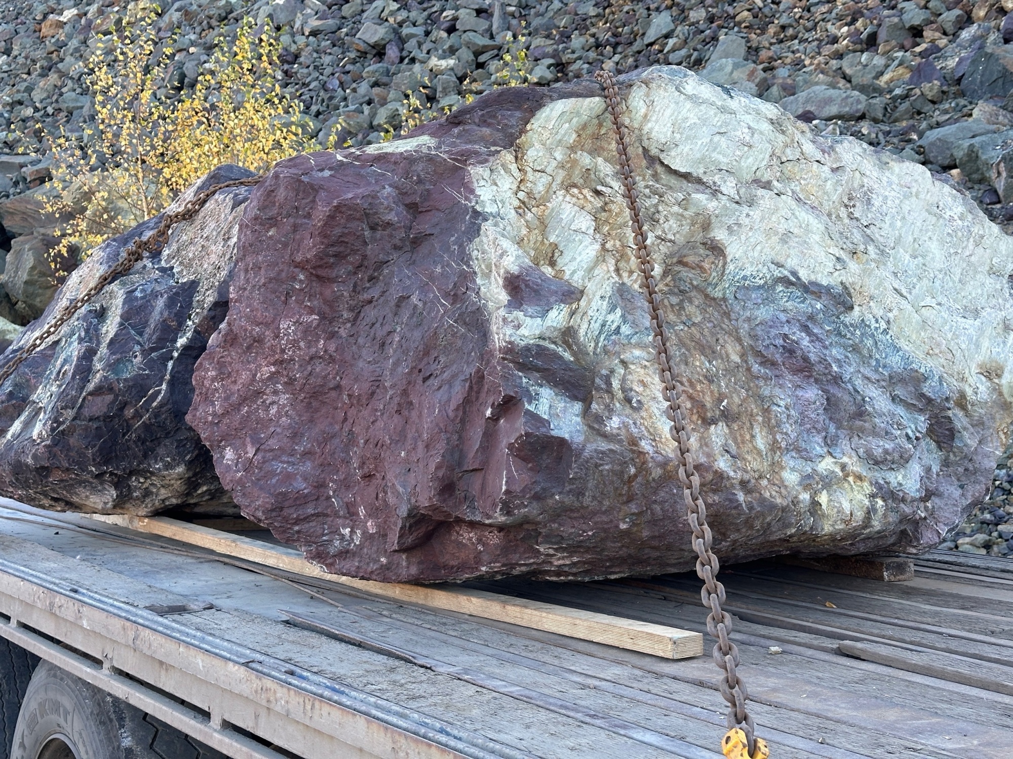 Огромные красно-фиолетовые валуны для ландшафтного дизайна весом более 5 тонн купить в Электрогорске