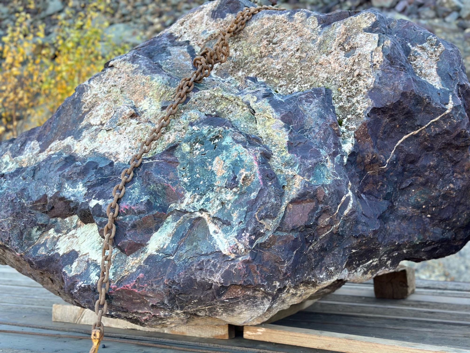 Огромные красно-фиолетовые валуны для ландшафтного дизайна весом более 5 тонн купить в Электрогорске