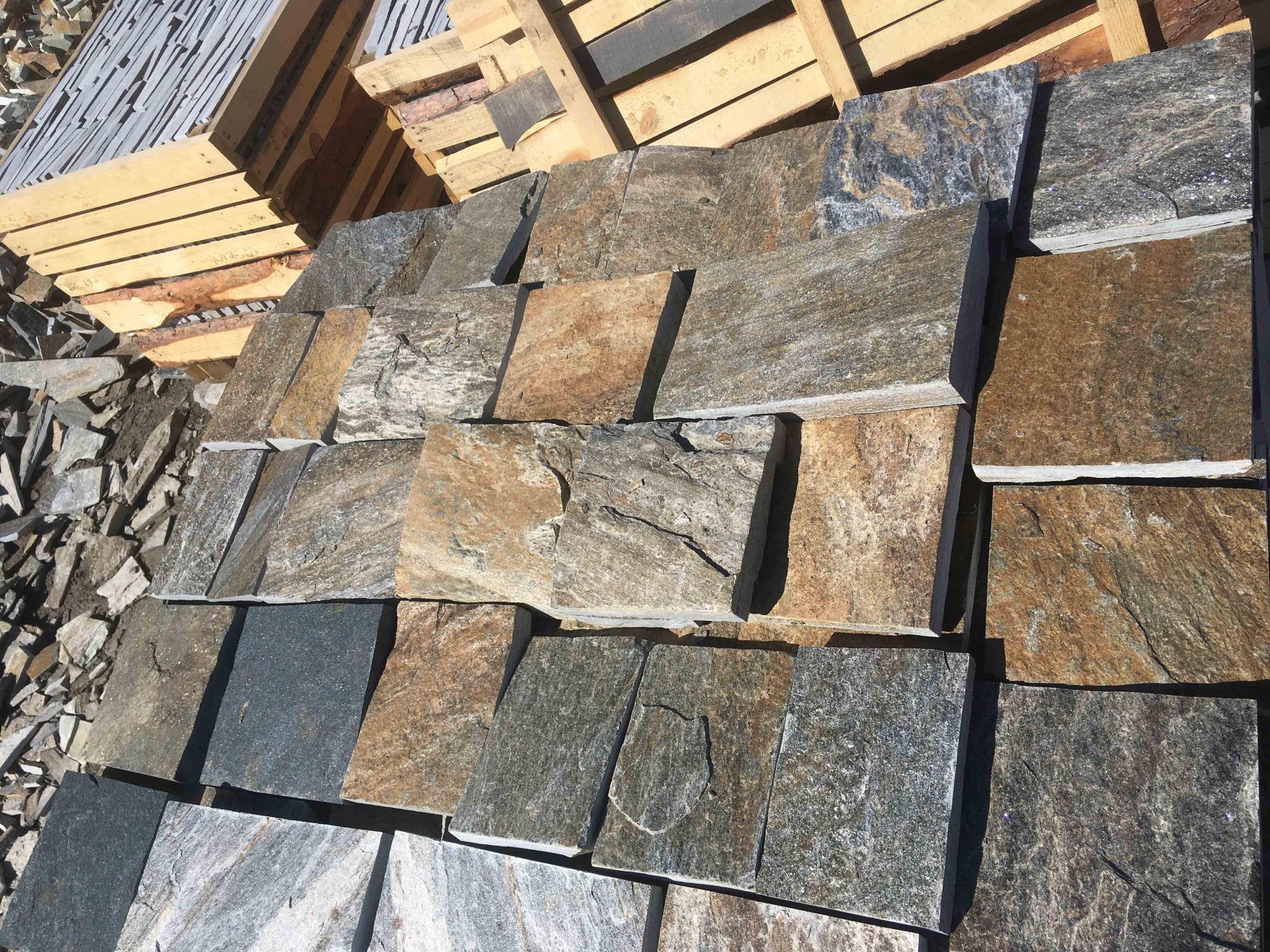 Плитка пилёная златолит Уральский для цоколя, отмостки купить в Электрогорске