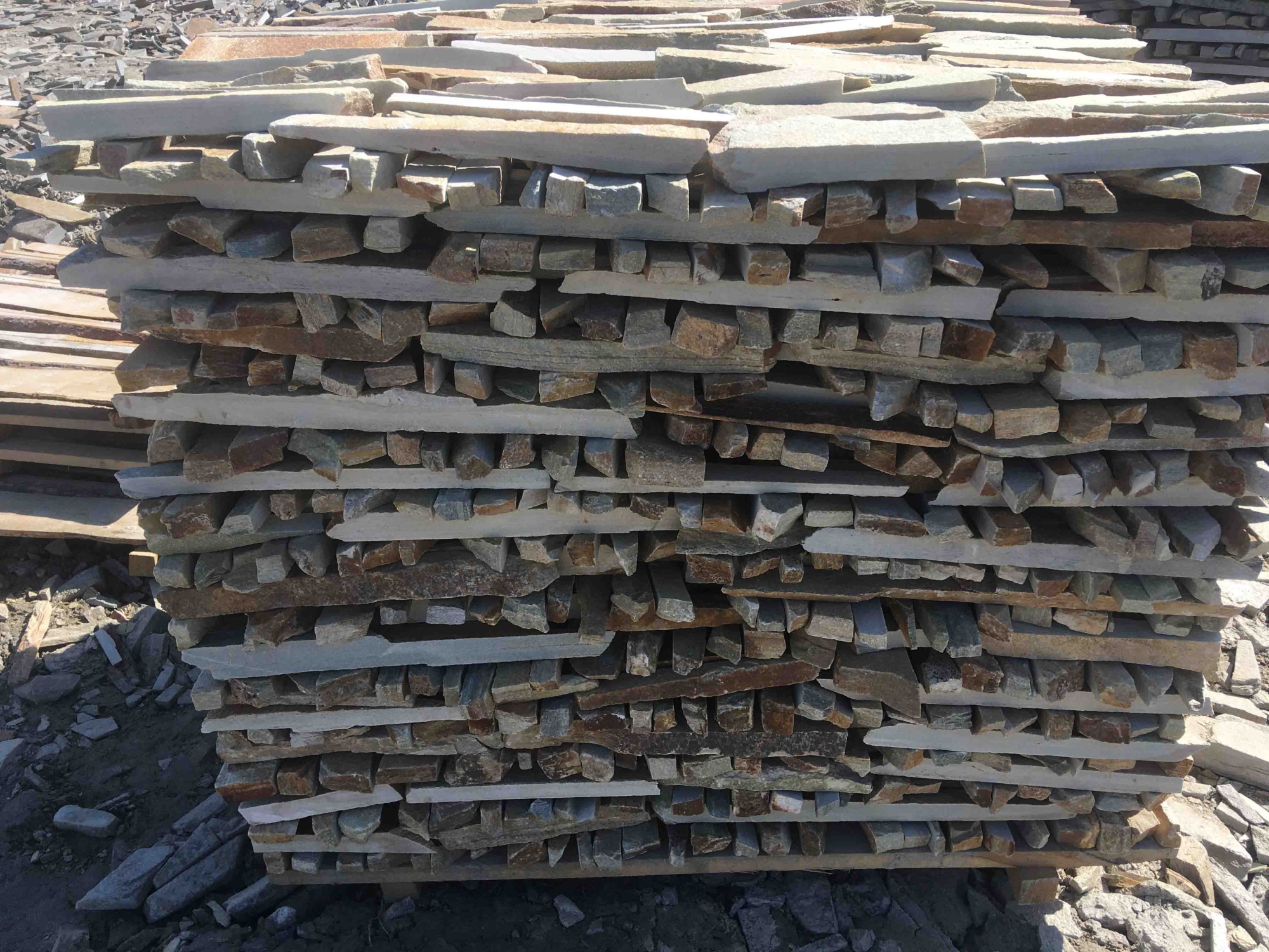 Горбушка златолит золотистый для облицовки купить в Электрогорске