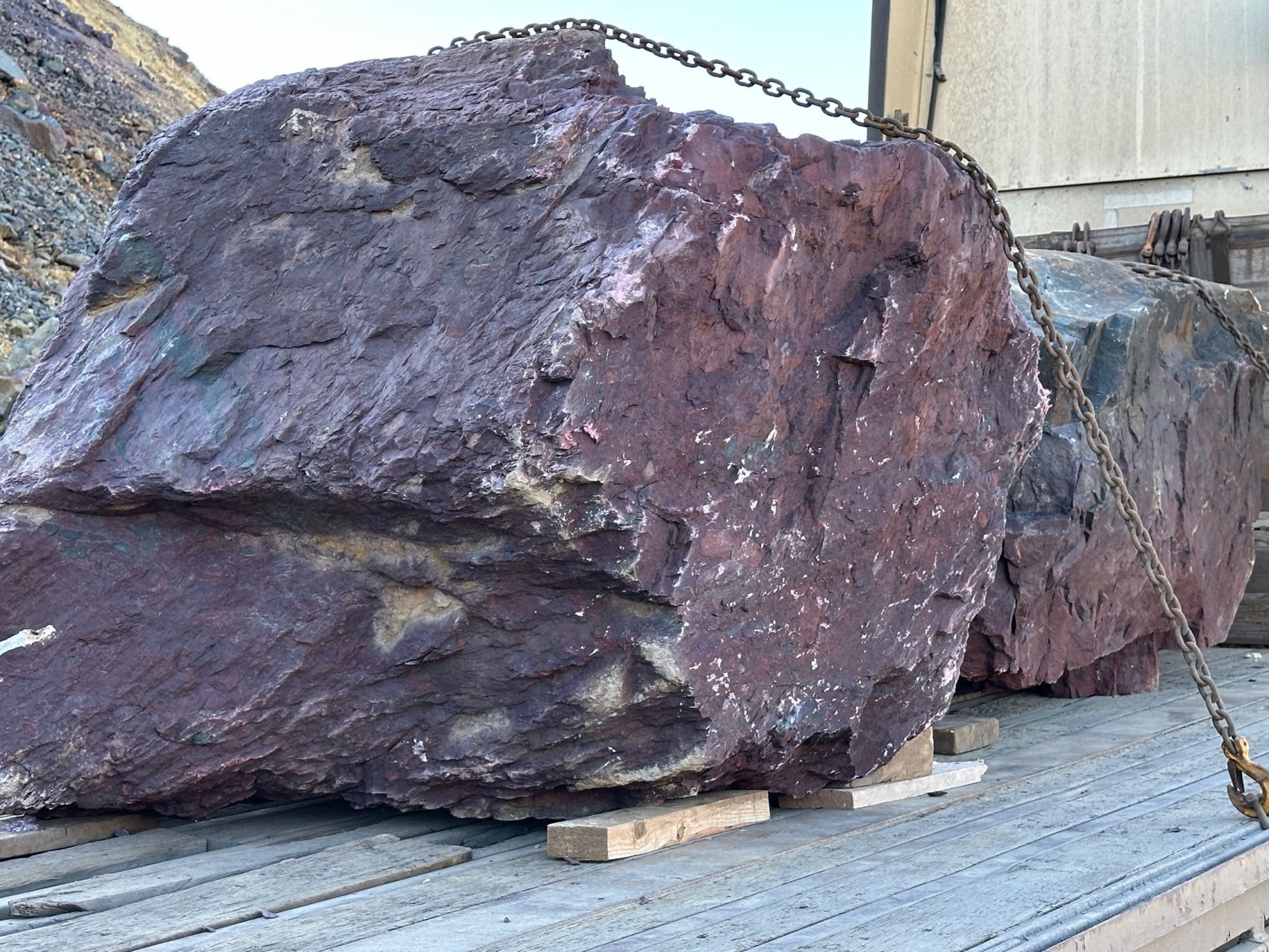 Огромные красно-фиолетовые валуны для ландшафтного дизайна весом более 5 тонн купить в Электрогорске