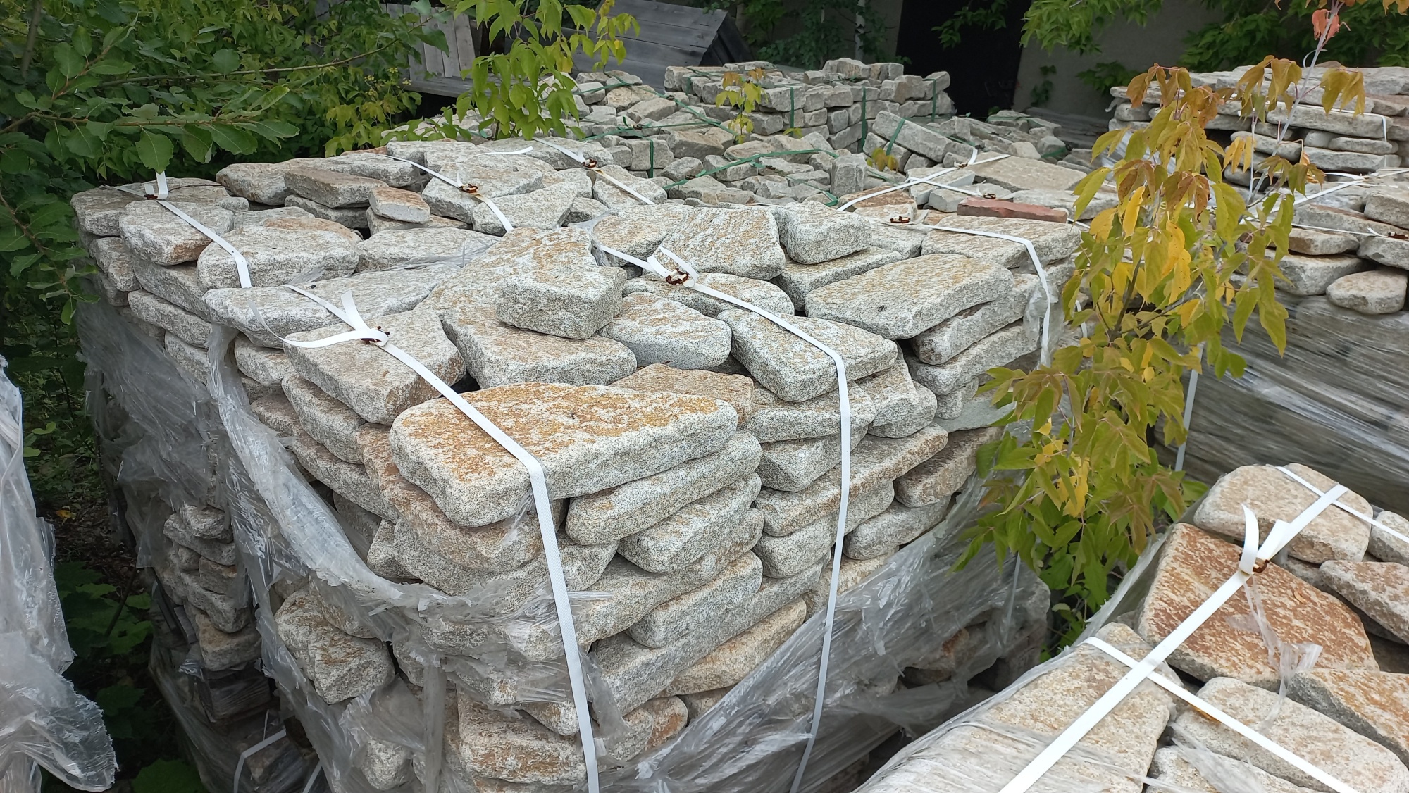 Плитняк галтованный гранитный для ландшафтного дизайна купить в Электрогорске