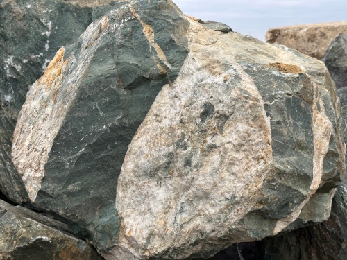 Гигантские зелёные валуны для ландшафтного дизайна весом более 5 тонн купить в Электрогорске